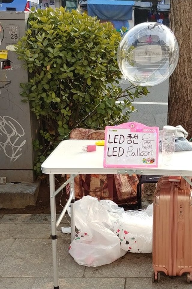 The LED balloon stall Soeol Park ran on a Seoul street in 2017